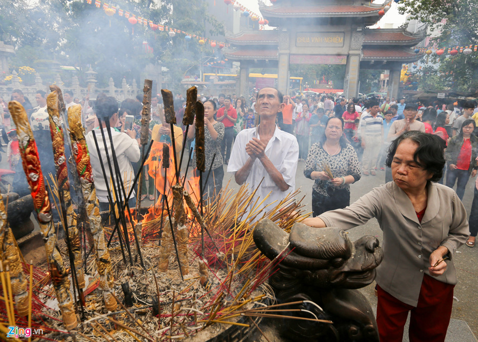 Người Sài Gòn xếp hàng để được gõ chuông chùa ngày đầu năm